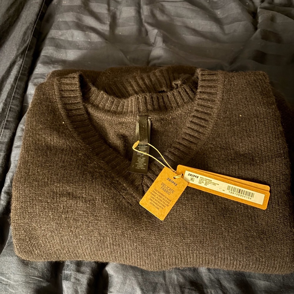 SKIMS Onyx WOOL CASHMERE
OVERSIZED V NECK SWEATER